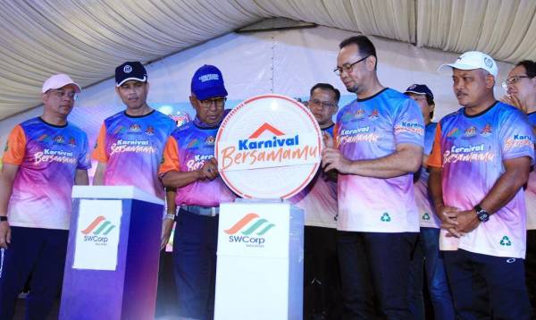 Ismail (tiga dari kiri) merasmikan Karnival Bersamamu di Taman Tasik Permaisuri pada Ahad.