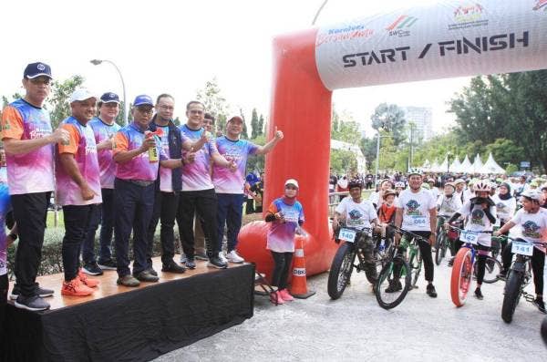 Ismail (empat dari kiri) bersama Rizalman (tiga dari kanan) melepaskan peserta 3R Fun Ride & Hunt di Karnival Bersamamu, Taman Tasik Permaisuri pada Ahad.
