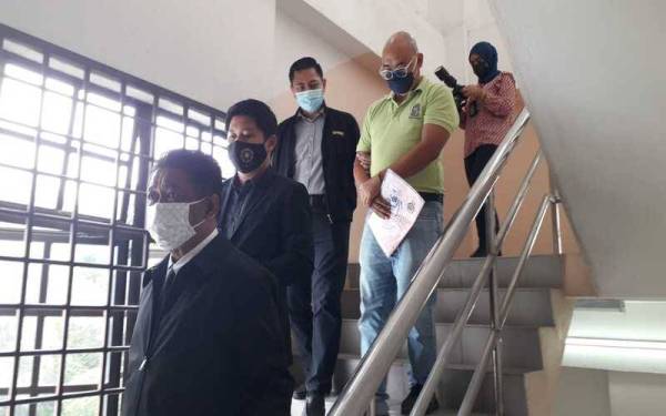 Kok Ling (kanan) mengaku bersalah atas pertuduhan cuba merasuah seorang pegawai penguat kuasa MBIB selepas didakwa di Mahkamah Sesyen Johor Bahru, pada Selasa.