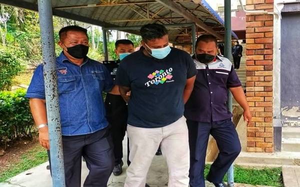 Tertuduh dibawa keluar dari Mahkamah Temerloh pada Selasa.