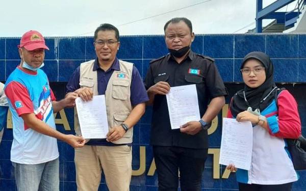 Fakhrul Anuar (dua dari kiri) bersama beberapa ahli PKR Cabang Kuantan menunjukkan laporan polis terhadap Najib di Ibu Pejabat Polis Daerah Kuantan pada Selasa.