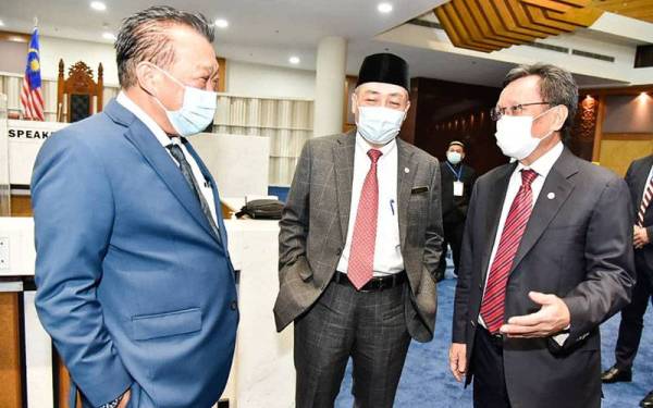 Bung Moktar ketika bertemu Ketua Menteri, Datuk Seri Hajiji Noor dan Ketua Pembangkang DUN Sabah, Datuk Seri Mohd Shafie Apdal pada persidangan DUN Sabah, Kota Kinabalu.