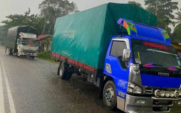 Dua buah lori yang membawa pelbagai jenama beg tangan wanita dan kasut tiruan bernilai RM3.3 juta ditahan di Bukit Bunga, Tanah Merah pada Ahad.