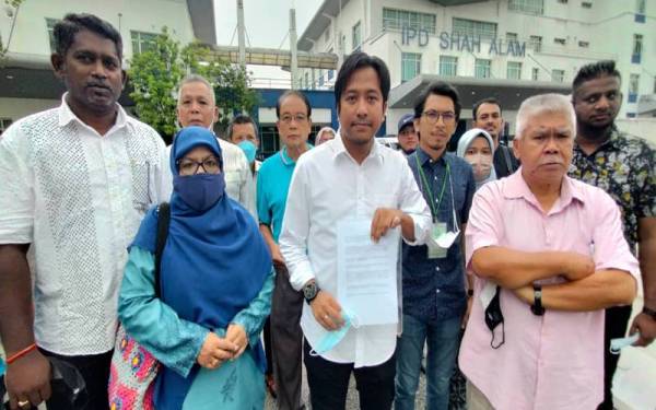 Najwan (tengah) diiringi ahli dan penyokongnya.