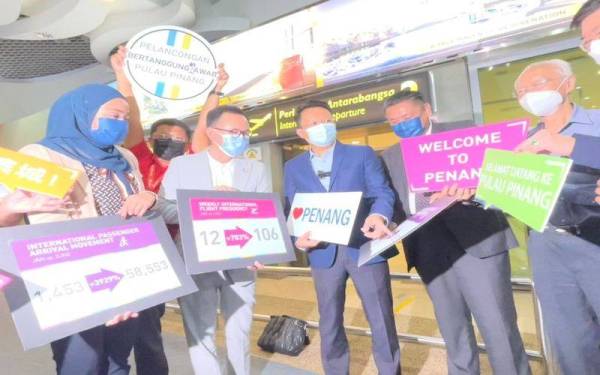 Soon Hin (tiga dari kanan) menunjukkan kad bertulis peningkatkan jumlah penumpang dan penerbangan yang masuk ke LTAPP selepas sidang akhbar pada Selasa.