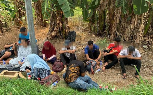Antara PATI yang ditahan dalam PGA di Jalan Pinang Sungai Yu, Kuala Selangor pada Isnin.