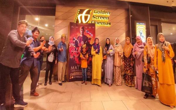 Sebahagian peserta bergambar kenangan pada Program Semarak Uniti Keluarga Malaysia – Hayati Sejarah melalui filem Mat Kilau di sebuah pawagam di Aman Central, di sini, pada Ahad.