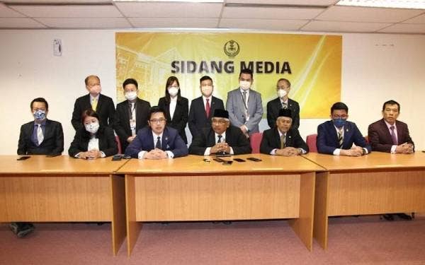 Abdul Aziz (duduk, tengah) ketika sidang akhbar bersama ADUN-ADUN pembangkang di Bilik Sidang Media DUN Perak pada Selasa.