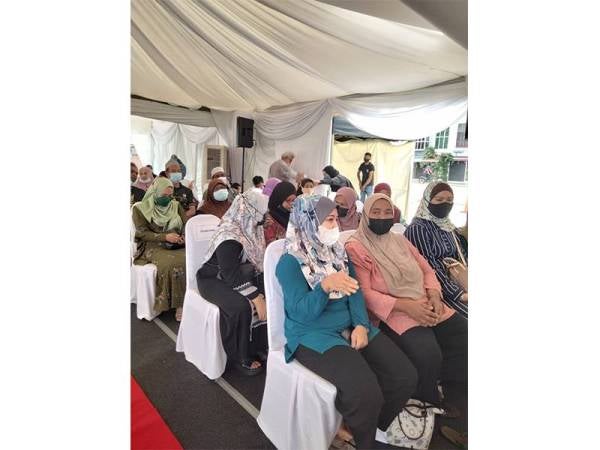 Sebahagian keluarga asnaf yang hadir untuk menerima daging korban dan bantuan daripada McDonald's.