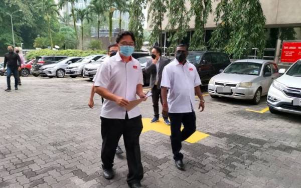 Kean Sing (kiri) mengetuai penyerahan memorandum kepada BNM di ibu negara pada Selasa.