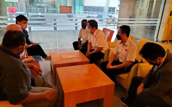 Memorandum diserahkan Kean Sing (tiga dari kanan) kepada wakil BNM di ibu negara pada Selasa.