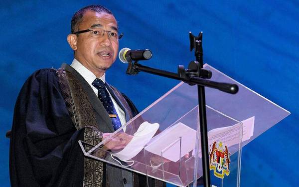 Dr Noor Azmi berucap pada Majlis Perasmian Mesyuarat Saintifik KKM-AMM Kali Ke-14 2022 di Auditorium Perdana NIH Setia Alam pada Selasa.- Foto Bernama