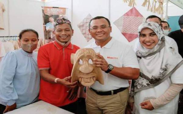 Gambar Amirudin (dua kanan) bersama masyarakat Orang Asli yang dimuat naik di Facebooknya pada Selasa.