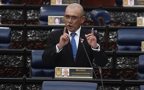 Ronald Kiandee pada Mesyuarat Kedua Penggal Kelima Parlimen ke-14 bagi Dewan Rakyat ketika berlangsung di Bangunan Parlimen hari ini.Foto Bernama