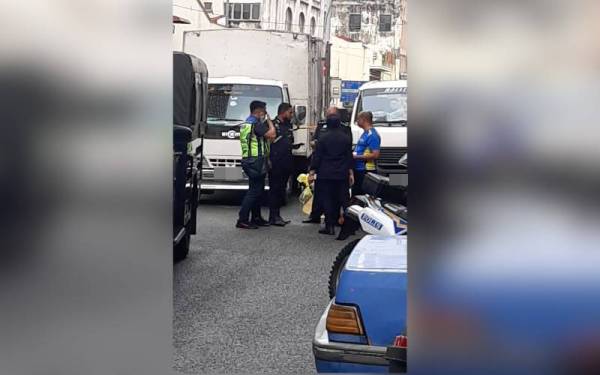 Anggota dan pegawai polis melakukan siasatan di lokasi kejadian di Jalan Tun HS Lee pada Selasa.