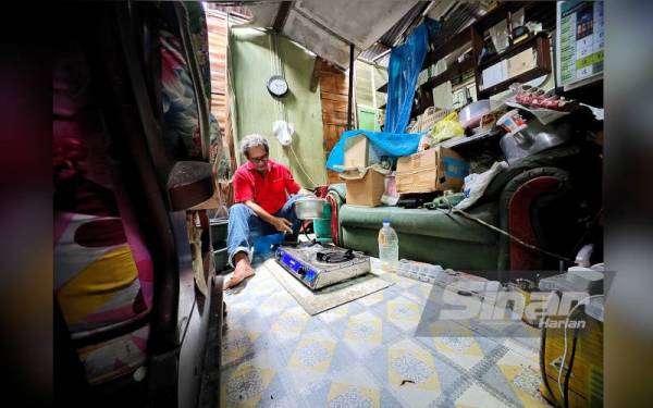 Ruang tamu menjadi tempat Mansor memasak.