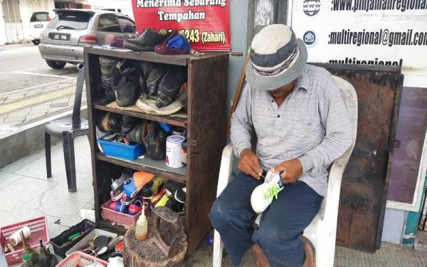 Tukang kasut di Kuantan, Pahang masih mengekalkan harga lama kepada pelanggan walaupun kos makin meningkat.