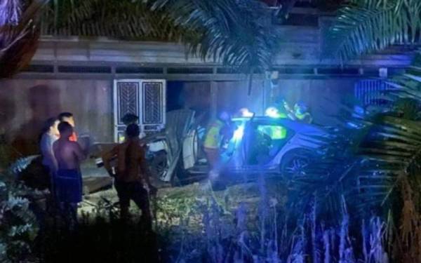 Bomba mendapati kereta jenis Toyota Altis terbabas dan merempuh deretan kedai, menyebabkan mangsa tersepit, dalam kejadian awal pagi Rabu di Segari, dekat Lumut. - Foto JBPM Perak