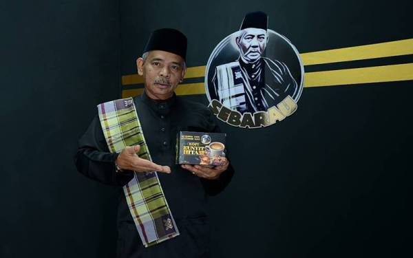 Duta Kopi Kunyit Hitam, Abdul Aziz Din atau lebih dikenali sebagai Pak Tam menunjukkan produk keluaran sulung Sebarau.