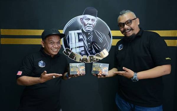 Mamu Kokoot (kanan) dan Apit Wan Lebo turut dipilih sebagai duta Kopi Kunyit Hitam.
