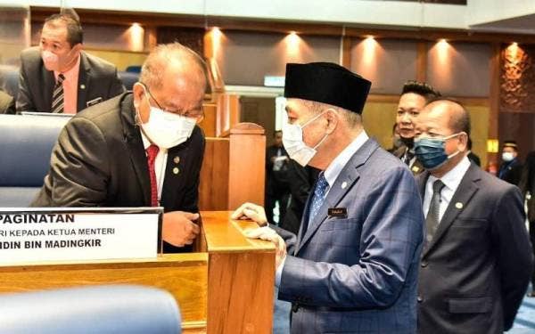 Hajiji bersama pembantu Menterinya, Abidin dalam sidang DUN Sabah, Kota Kinabalu.