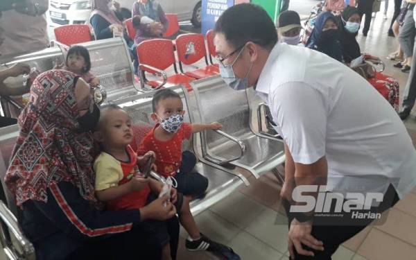 Tian Soon (kanan) beramah mesra dengan orang ramai selepas mempengerusikan mesyuarat dengan JKNJ di Hospital Sultanah Aminah Johor Bahru pada Rabu.