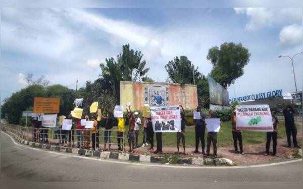 Mohd Asri (tengah) menyertai flash mob di tepi jalan di Simpang Kuala, pada Rabu.