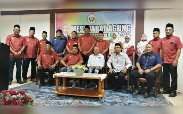 Zamri (barisan depan, tengah) bergambar bersama ahli PPK Asun selepas merasmikan Mesyuarat Agung Tahunan PPK Asun kali ke-46 pada Rabu.