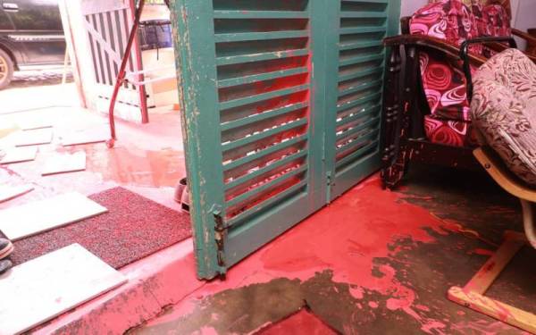 Kediaman Nurul Aisyah yang disimbah cat merah dipercayai dilakukan oleh ah long.