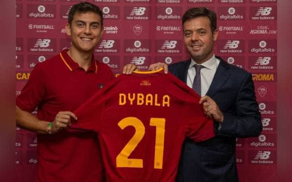 Dybala bergambar bersama jersi berserta nombor yang akan dipakainya bersama Roma.