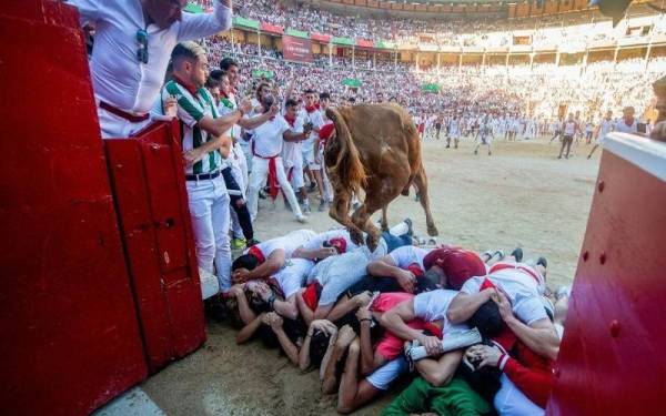 Pertandingan melarikan diri daripada dilaga lembu jantan amat popular di Festival San Fermin di Pamplona, Sepanyol. - Foto AFP