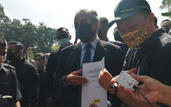 Dr Mahathir (dua dari kanan) menerima memorandum yang diserahkan Bersih.
