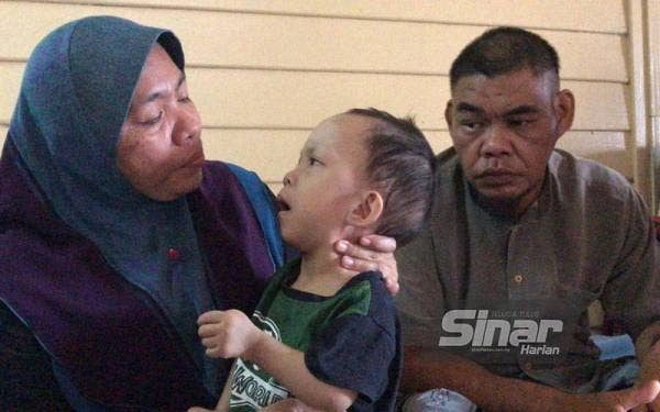 Rosnina (kiri) kehilangan punca pendapatan selepas suami, Mohd Ridzuan mengalami strok disamping menjaga Ramadhan yang terlantar di Jalan Pasir Berdamar, Teluk Intan.