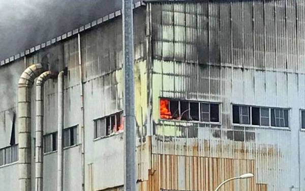 Keadaan kebakaran melibatkan tingkat tiga sebuah kilang yang beroperasi dekat kawasan perindustrian Kertih di Kemaman. - Foto ihsan bomba