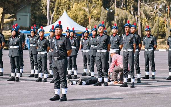 Warga emas itu menerpa ke arah anaknya yang rebah dalam perbarisan sempena Hari Penguat Kuasa KPDNHEP. - Foto FB Alexander Nanta Linggi