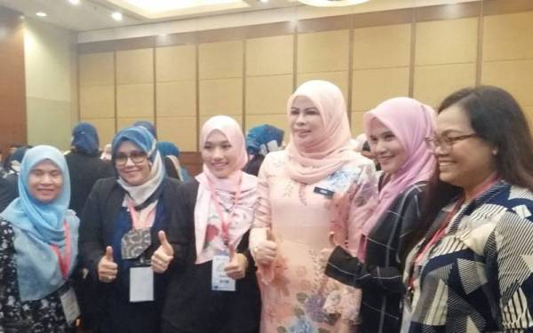 Rina (tiga dari kanan) ketika hadir Persidangan Meja Bulat Wanita Bangkit 2022 di Glenmarie Hotel dan Golf Resort di sini pada Khamis.