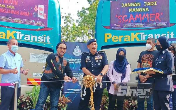 Mior Faridalathrash bersama Awie menyempurnakan gimik perasmian bersama Perak Transit Berhad yang diwakili Pengarah Eksekutifnya, Datuk Cheong Peak Sooi (kiri).