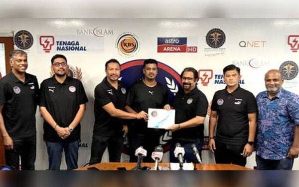 Subahan menyampaikan surat kepada Roslan dan Kumar selepas sidang media di Stadium Hoki Nasional, Bukit Jalil, pada Khamis. - Foto FB KHM