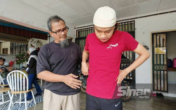 Akibat penyakit skoliosis yang dihadapinya, Ahmad Darwisy Farhan tidak boleh berdiri lama.