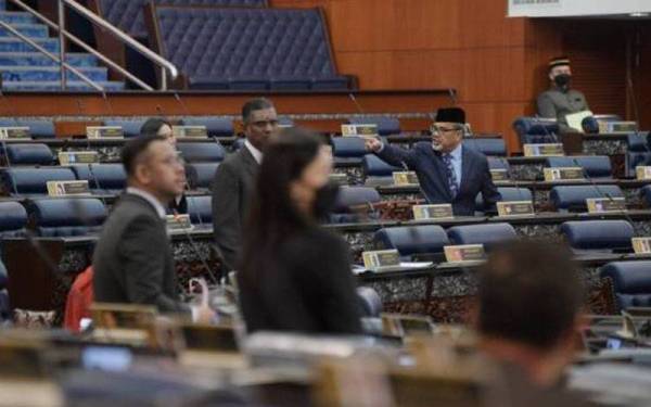 Keadaan tegang melibatkan Tajuddin dengan ahli-ahli pembangkang pada Mesyuarat Pertama Penggal Kelima, Parlimen ke-14 di Bangunan Parlimen pada Rabu. - Foto Bernama