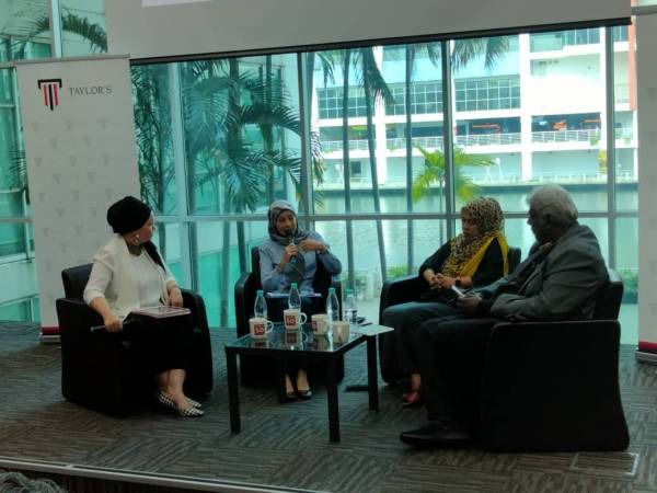 Nor Saidatul Rajeah (duduk, dua kanan) dalam forum yang diadakan sempena Majlis Pelancaran ECCE.