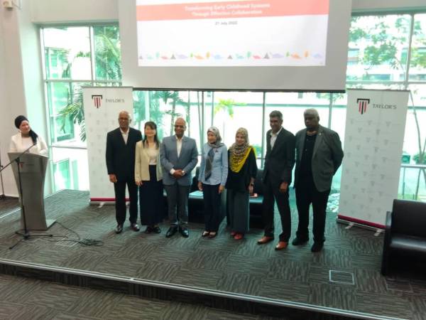 Pradeep (lima kiri) bersama Nor Saidatul Rajeah (empat kiri) dan tetamu jemputan pada Majlis Pelancaran ECCE di Universiti Taylor's