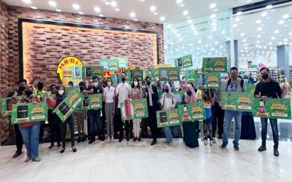 Alex (tengah) bersama pemenang Peraduan MR D.I.Y. x P&G ‘Raya & Menang’ pada majlis penyampaian hadiah yang diadakan di Kuala Lumpur.