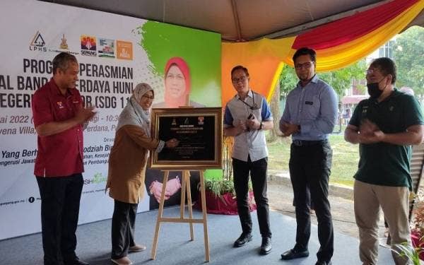 Rodziah (dua dari kiri) merasmikan Projek Fizikal Bandar Berdaya Huni Negeri Selangor (SDG 11) di Pangsapuri Ruvena Villa, Taman Putra Perdana pada Jumaat.