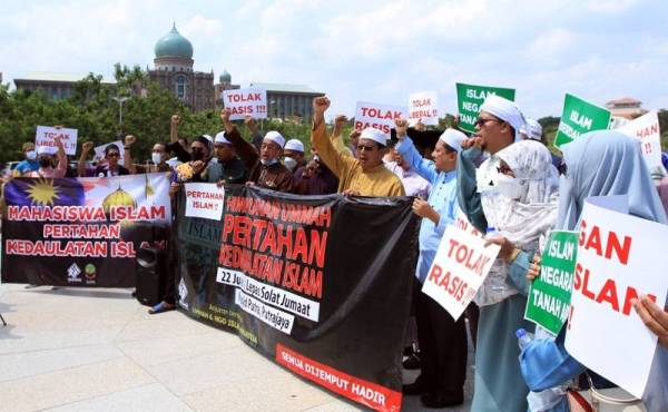 Gerakan Pembela Ummah mengadakan Himpunan Pertahan Kedaulatan Islam yang diadakan di Dataran Masjid Putra, Putrajaya selepas solat Jumaat. - Foto SINAR HARIAN/ ROSLI TALIB.