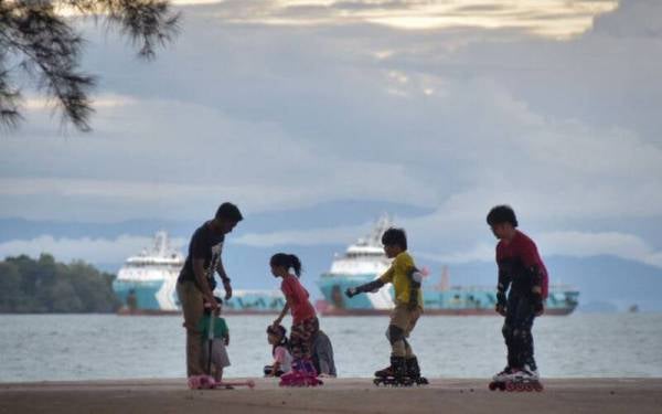 Wilayah Persekutuan Labuan mencatatkan skor tertinggi dalam Indeks Kebahagiaan Rakyat Malaysia (MHI) 2021 yang dijalankan Jabatan Perangkaan. - Foto Bernama