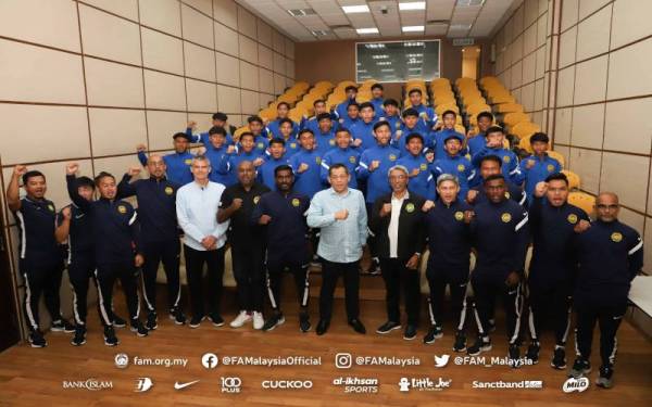 Hamidin (hadapan, enam dari kanan), bersama barisan pemain dan pegawai skuad B-16 negara. - Foto FB FAM