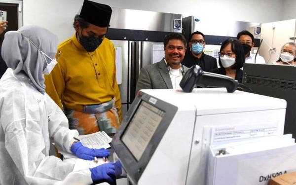 Khairy (dua, kiri) melawat makmal Hematogenix pada Majlis Pelancaran Rasmi Makmal Penyelidikan Klinikal Hematogenix Asia Pacific pada Jumaat. - Foto Bernama