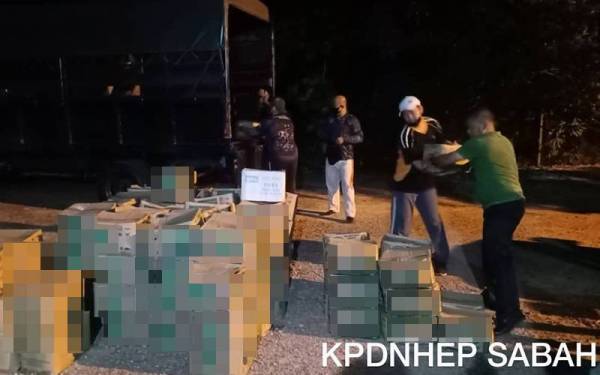 Anggota penguat kuasa merampas barang kawalan dari di sebuah stor di Kampung Barambangon, Kudat.