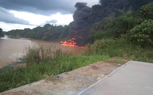 Kapal membawa muatan petrol terbakar di Jeti Paitan, pada Jumaat. 